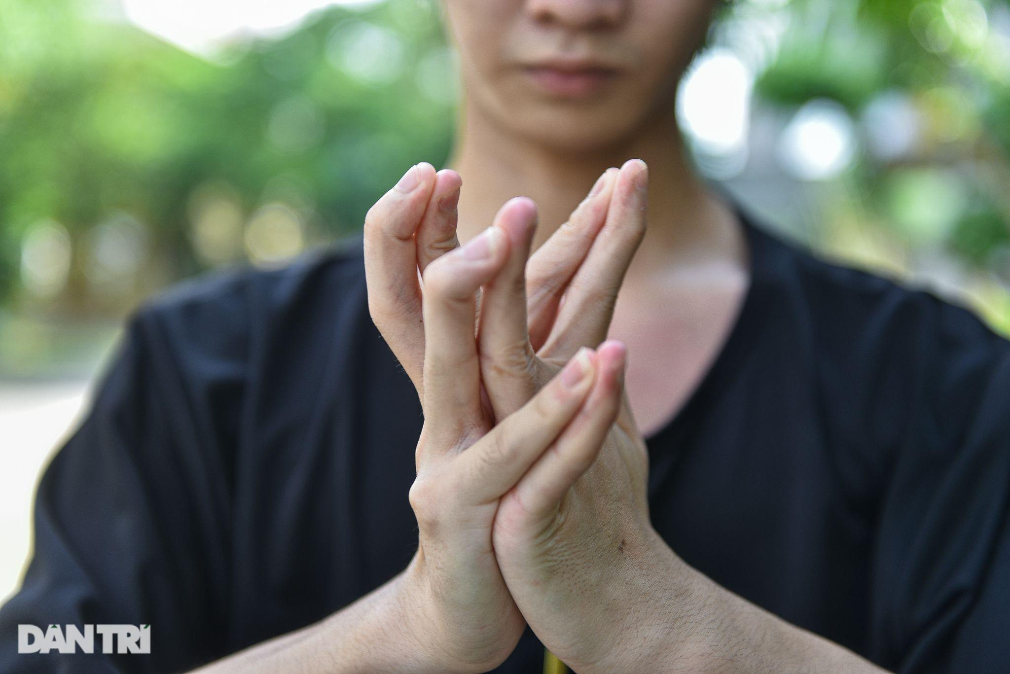 Dị nhân không xương ở Hà Nội, mất vài giây lật ngược cổ, vai - 4