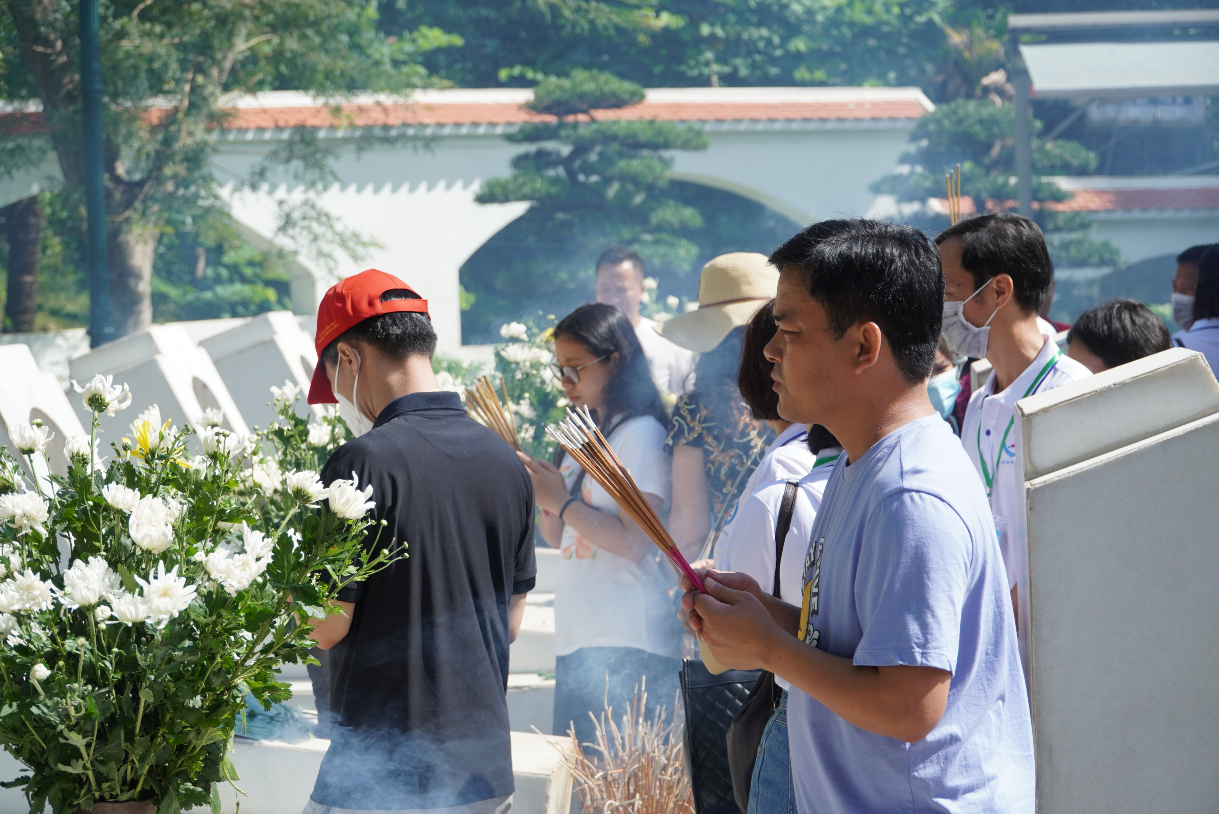 Hàng vạn du khách dâng hương tưởng nhớ 10 cô gái ngã ba Đồng Lộc