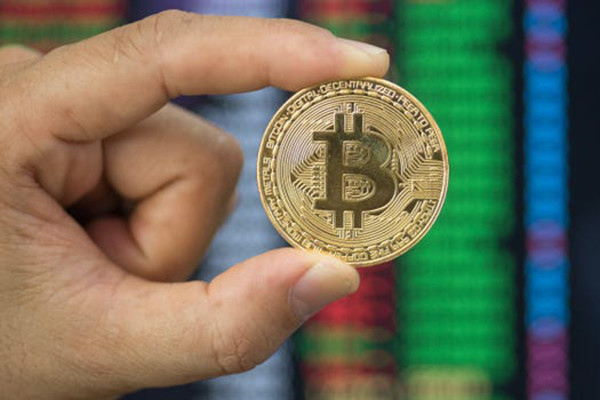 Giá Bitcoin tăng vọt phá mốc 24.000 USD, tạm xóa tan cơn bão