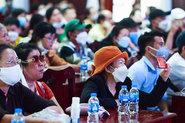 Dân hiếu kỳ chật kín theo dõi xét xử vụ 'Tịnh thất Bồng Lai' qua màn hình lớn