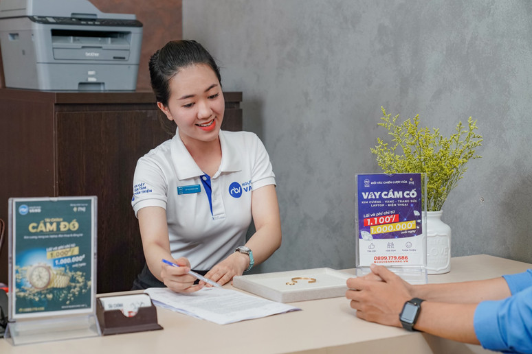 Cầm đồ và bán lại hàng hiệu, yên tâm xoay vốn tiền tỷ tại Người Bạn Vàng