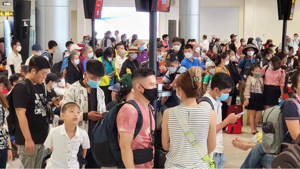 Thu phí làm thủ tục nhanh ở sân bay Tân Sơn Nhất, hành khách bất bình