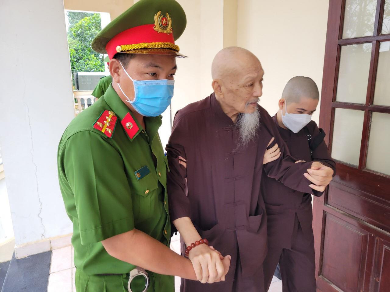 Ông Lê Tùng Vân và 5 bị cáo vụ 'Tịnh thất Bồng Lai' đồng loạt phản cung tại tòa
