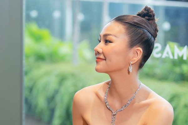 Thanh Hằng đeo kim cương, khoe dáng nuột với đầm hàng hiệu