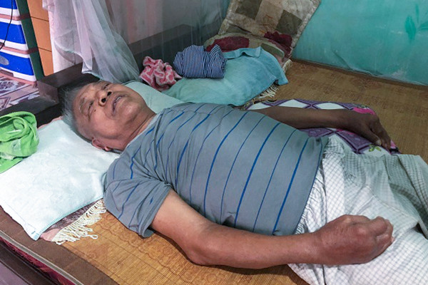 Không có tiền mua thuốc, người đàn ông đau đớn chịu cảnh bệnh tật lúc về già