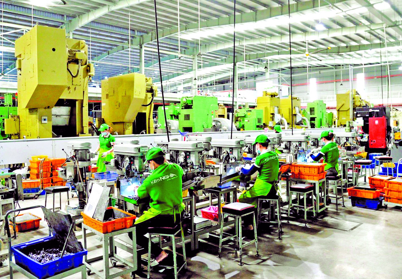 Các doanh nghiệp xuất nhập khẩu đang gặp khó khăn do biến động tỷ giá các loại ngoại tệ mạnh như USD, euro (trong ảnh: Một dây chuyền sản xuất hàng xuất khẩu ở Công ty cổ phần Kềm Nghĩa) - ẢNH: T.HOA