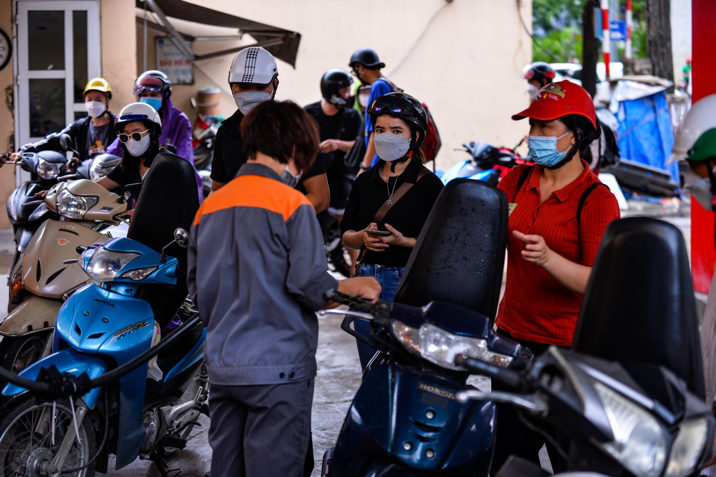 15h20, cây xăng bắt đầu đông khách. 