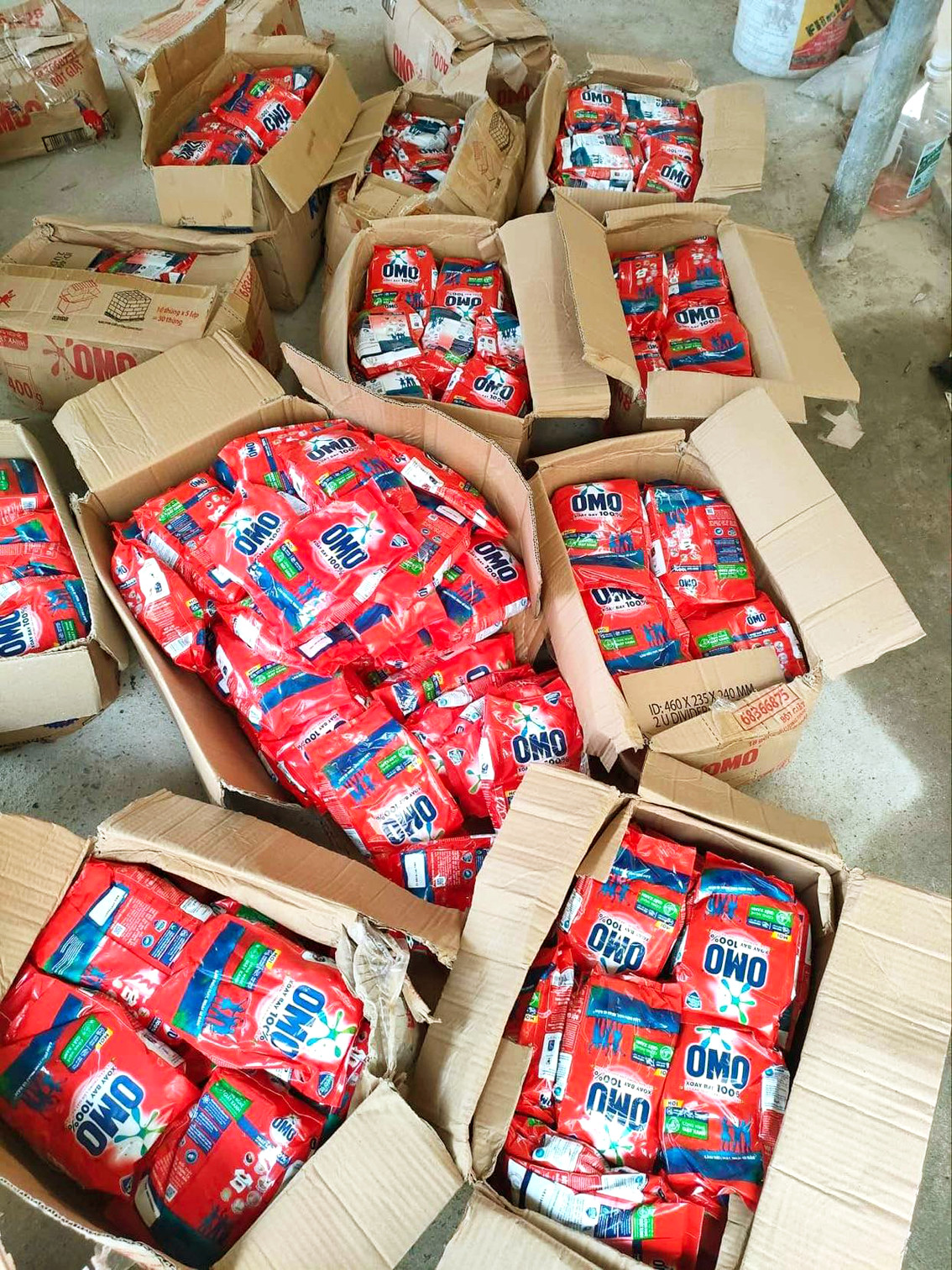 Hơn 600 gói bột giặt giả nhãn hiệu Omo bị lực lượng chức năng thu giữ - ẢNH: QUẢN LÝ THỊ TRƯỜNG CUNG CẤP