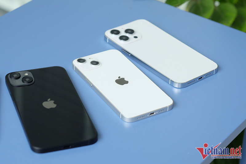 Mô hình 3D iPhone 8 đặt cạnh iPhone 7 Plus