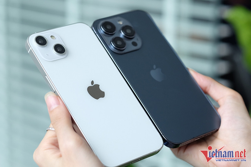 Rò rỉ hình ảnh mô hình iPhone 13 với tai thỏ và vị trí camera thay