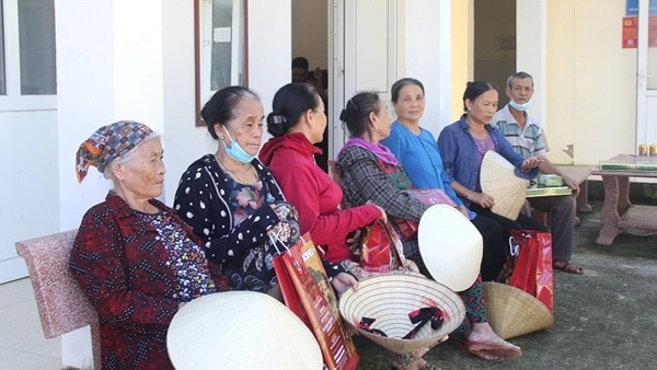 Tặng quà, gọi là 'bố mẹ', những kẻ lừa đảo đã cuỗm gần 200.000 tỷ của người già 2 Tặng quà, gọi là 'bố mẹ', những kẻ lừa đảo đã cuỗm gần 200.000 tỷ của người già