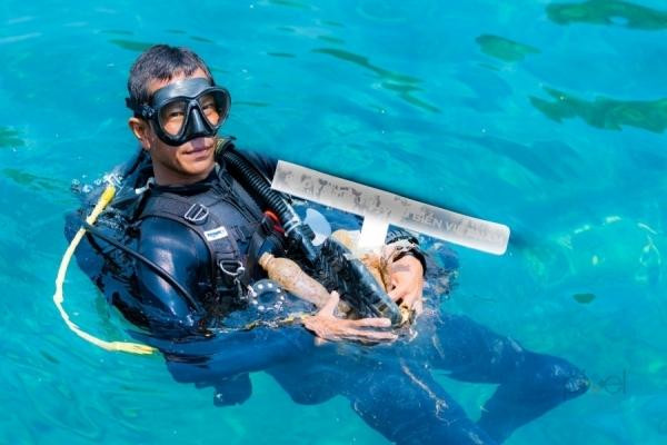 Man collects litter on seabed to protect marine life