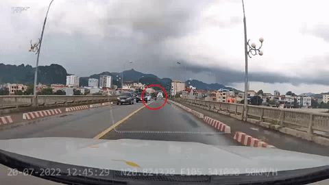 Thanh niên ‘không mũ’ trượt ngã trước đầu ô tô