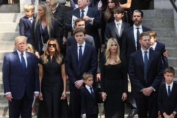 Cựu Tổng thống Mỹ Donald Trump cùng gia đình tham dự lễ tang vợ cũ