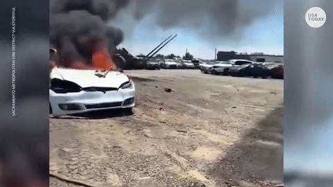 Xe điện Tesla bỗng bốc cháy nghi ngút