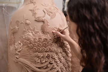 Young artisan puts trendy twist on Bat Trang ceramics
