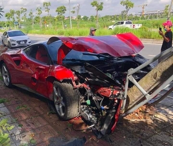 Siêu xe Ferrari 488 GTB nát đầu vì đâm gốc cây ở Hà Nội