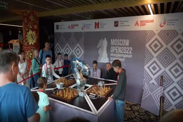 Robot chơi cờ vua của Nga làm gãy ngón tay cậu bé 7 tuổi