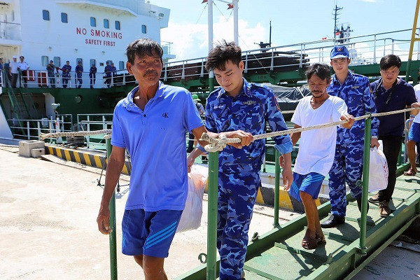 Thêm 5 ngư dân trên tàu cá Bình Thuận gặp nạn được cứu sống kỳ diệu