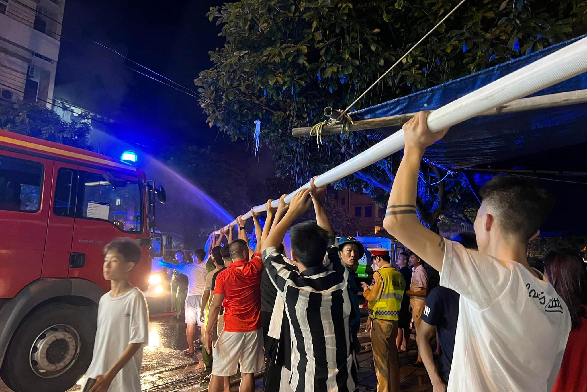 Cháy dữ dội trong đêm, người dân vác ống nước giúp lực lượng chữa cháy