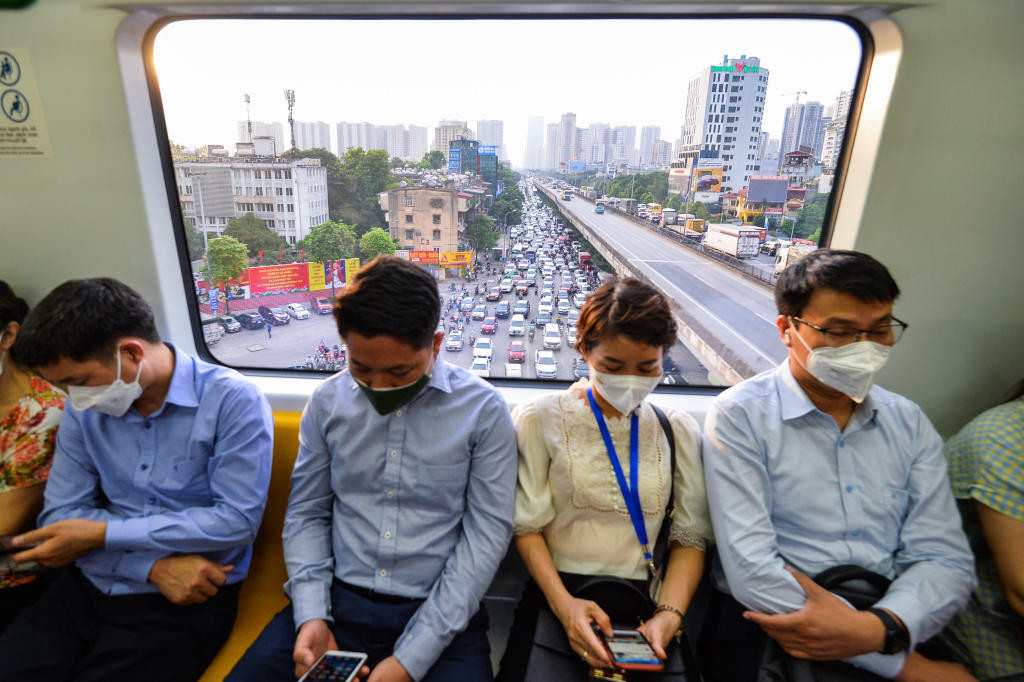 Sau gần một năm hoạt động, tàu điện Cát Linh - Hà Đông (Hà Nội) đã trở thành phương tiện di chuyển quen thuộc của nhiều người ở Hà Nội, đặc biệt là dân văn phòng, công sở.