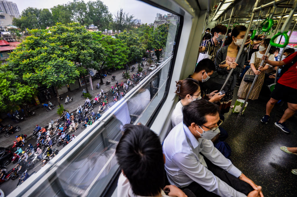 Khác với một số tuyến xe buýt khá vắng, tàu Cát Linh - Hà Đông lại đông đúc vào giờ cao điểm. Ghế ngồi không còn chỗ. Dọc toa, cảnh hành khách đứng chen chúc diễn ra thường xuyên.