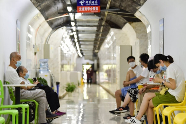Trung Quốc chuyển căn cứ quân sự thành hầm tránh nóng, ban hành cảnh báo đỏ về thời tiết