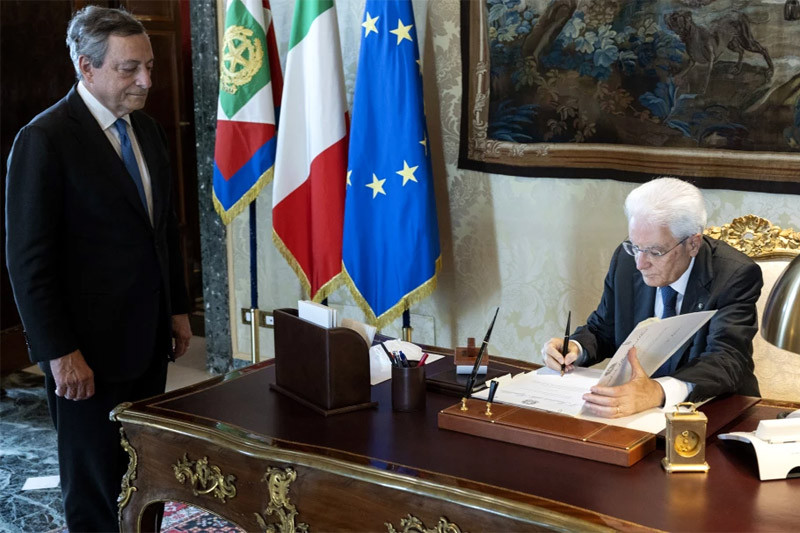 Italia lún sâu vào khủng hoảng, tổng thống giải tán quốc hội