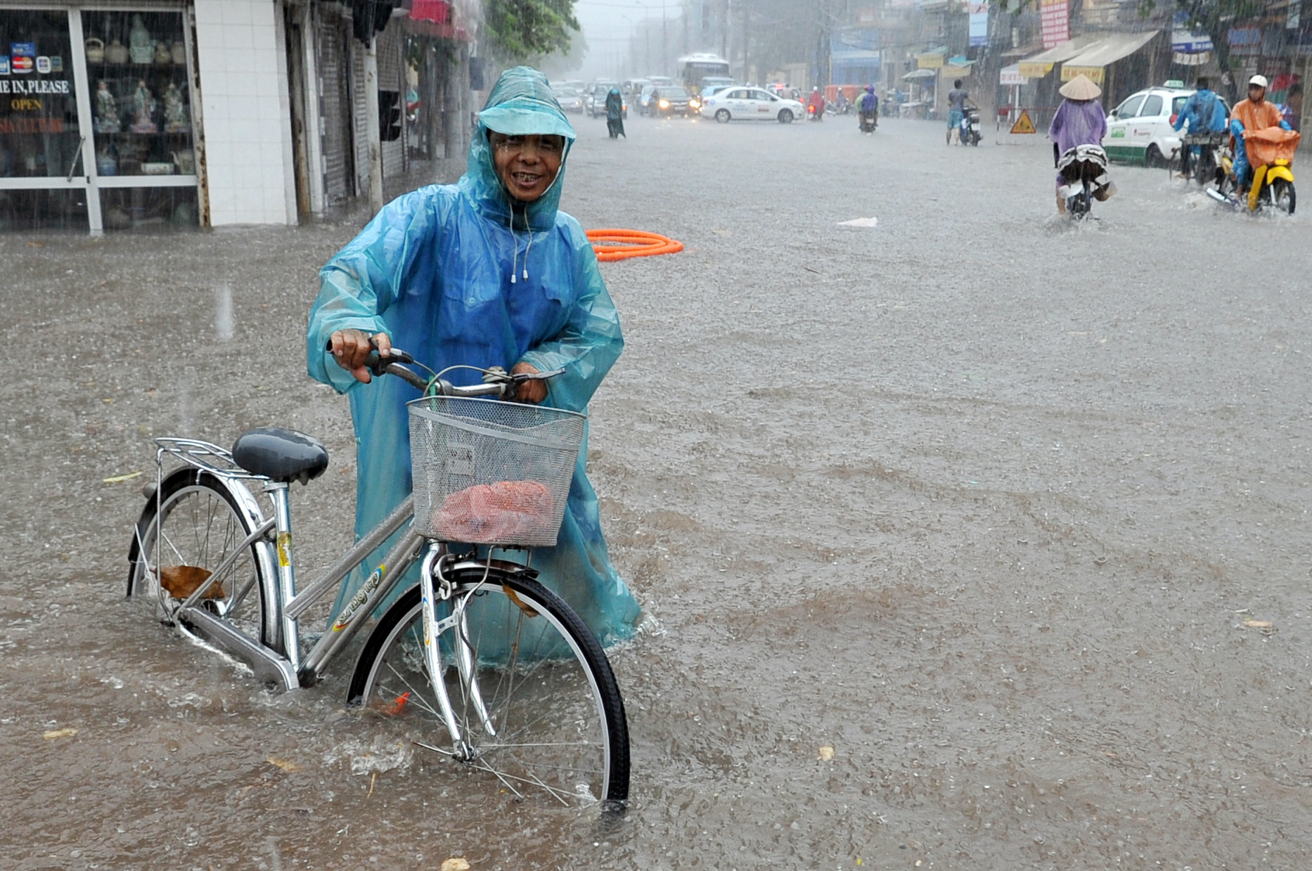 Dự báo thời tiết 22/7: Hà Nội vẫn rập rình chờ mưa to đến rất to