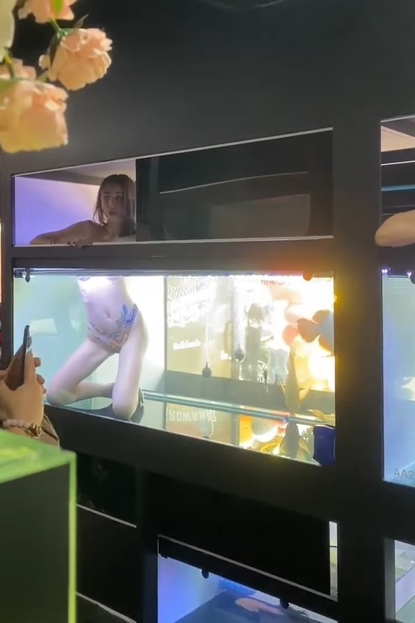 Mac bikini ngoi trong be ca anh 2