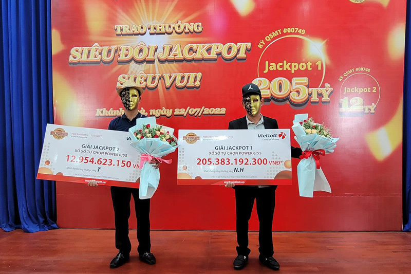 Kiên trì với một dãy số, hai người đàn ông trúng Jackpot hơn 218 tỷ đồng