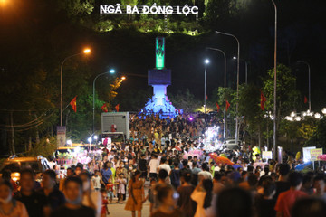 Hàng nghìn dân xúc động xem 'Cõi thiêng Đồng Lộc'
