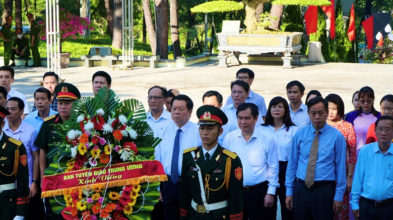 Trưởng Ban Tuyên giáo TƯ dâng hương tưởng niệm các anh hùng, liệt sĩ tại Quảng Trị