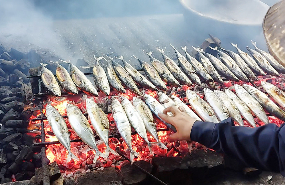 Làng bên bờ biển xứ Nghệ: Trời nắng 40 độ, mặc 3 lớp áo suốt ngày ngồi quạt than