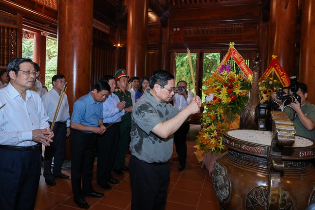 Thủ tướng dâng hương tưởng niệm Chủ tịch Hồ Chí Minh, tri ân anh hùng, liệt sĩ
