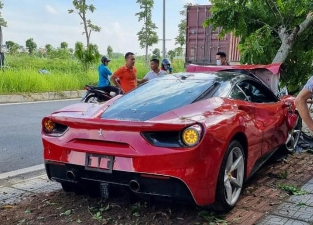 Bất ngờ diễn biến mới nhất vụ siêu xe Ferrari nát đầu do đâm gốc cây