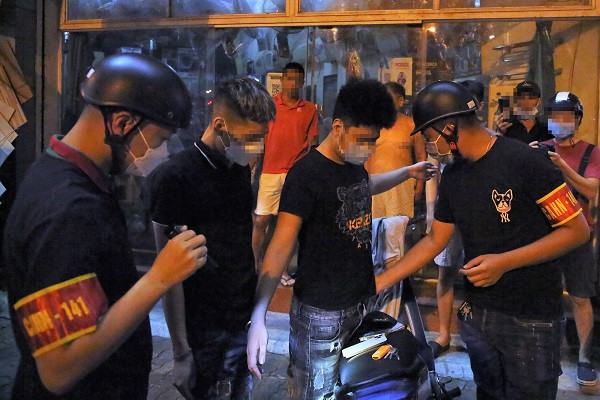 Cảnh sát 141 hóa trang tóm gọn nhóm thanh niên mang hung khí diễu phố