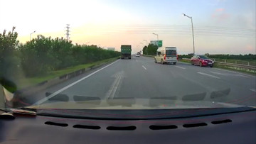 Hai ô tô bất chấp nguy hiểm chạy ngược chiều trên cao tốc Hà Nội - Thái Nguyên