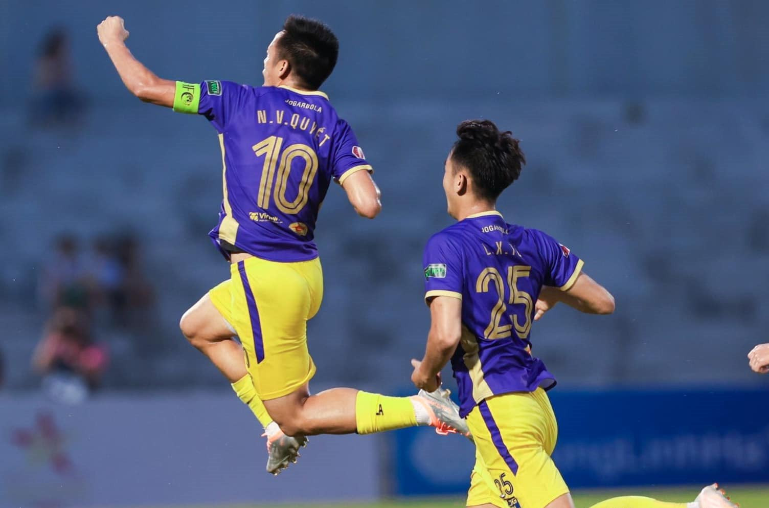 Thắng hú vía Hà Tĩnh, Hà Nội chiếm ngôi đầu bảng V-League