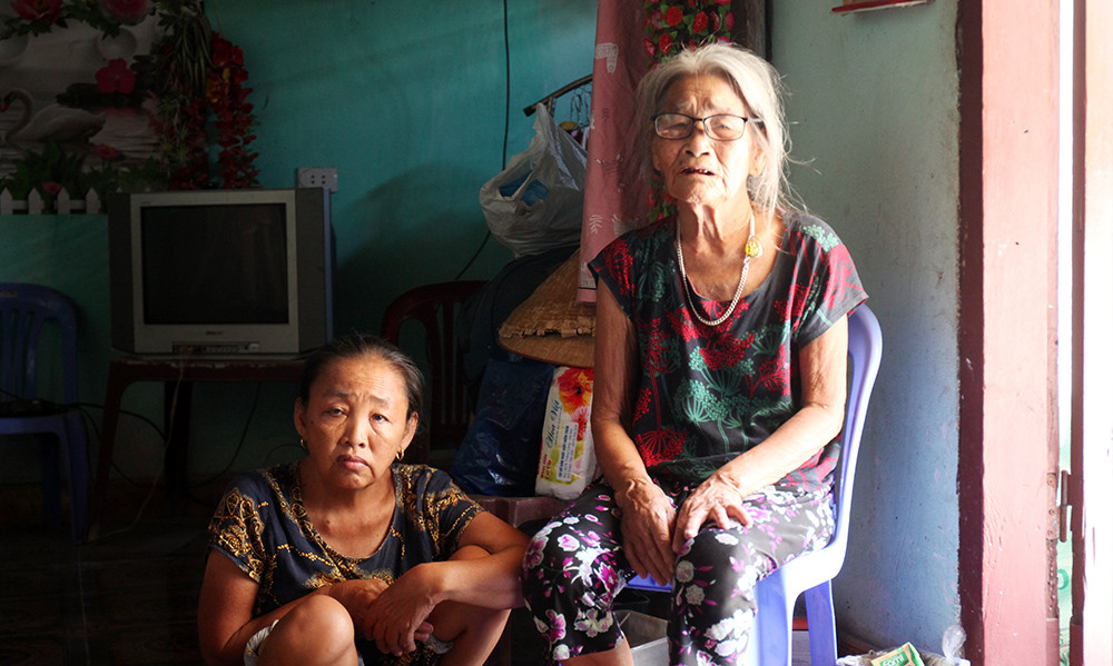 Gia cảnh mẹ già khó khăn, nuôi 2 con tâm thần, sẵn lòng hiến đất mở đường