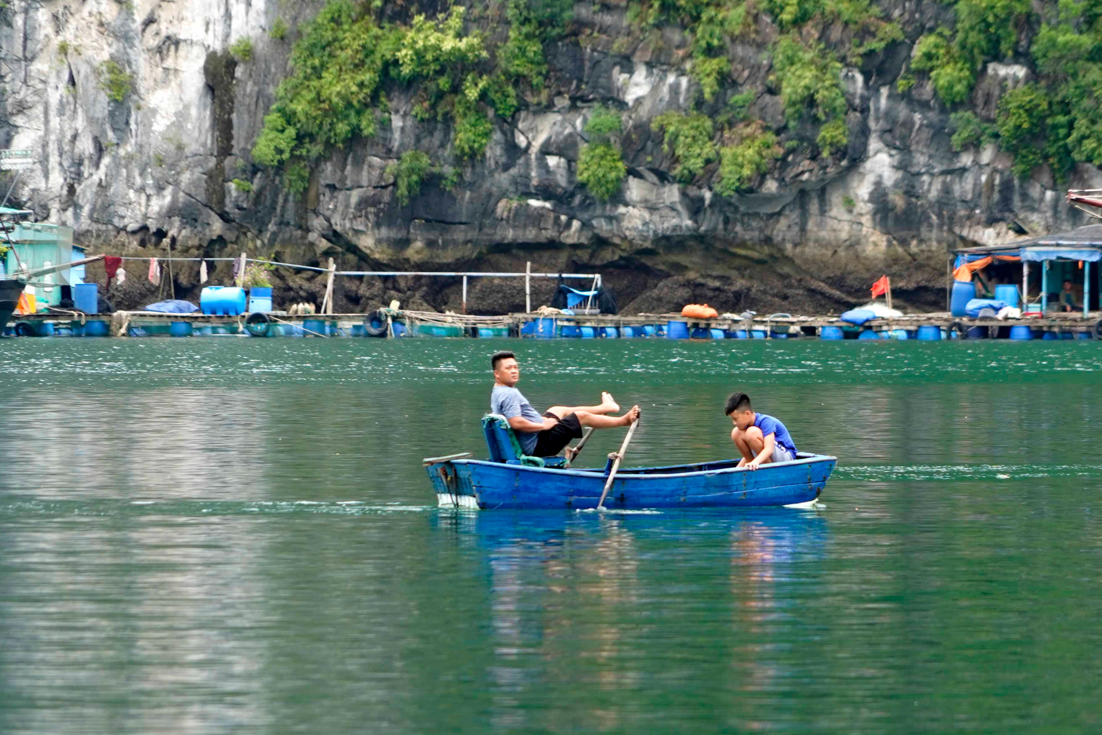 Cảnh bình yên ở làng chài cổ 'đẹp nhất thế giới' trên vịnh Hạ Long