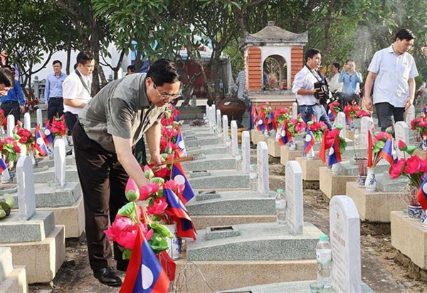 Prime Minister commemorates late President, martyrs in Nghe An