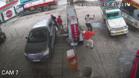 Xe buýt mất lái lao vào trạm xăng