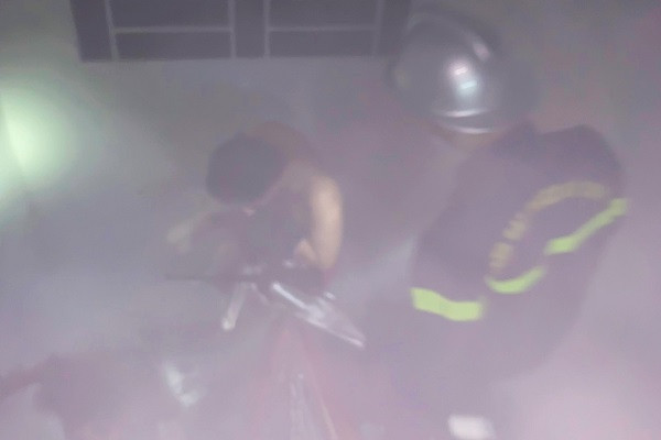 Cứu 9 người mắc kẹt trong ngôi nhà bị cháy lúc nửa đêm ở Hà Nội