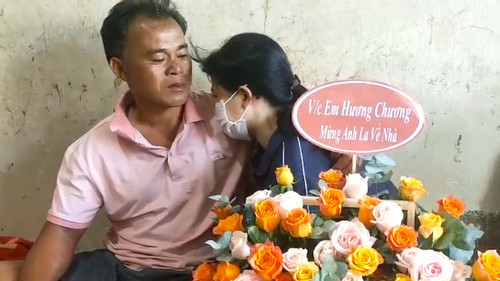 Vụ chìm tàu cá Bình Thuận: Người thân, hàng xóm xúc động đón ngư dân trở về