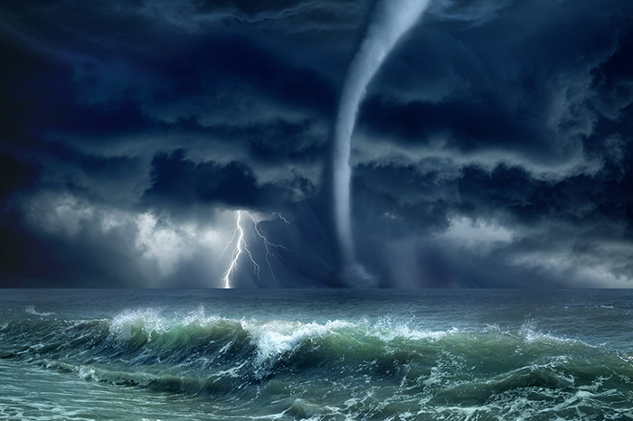 Điều gì sẽ xảy ra nếu hai thiên tai nguy hiểm bão và lốc xoáy va chạm với nhau?
