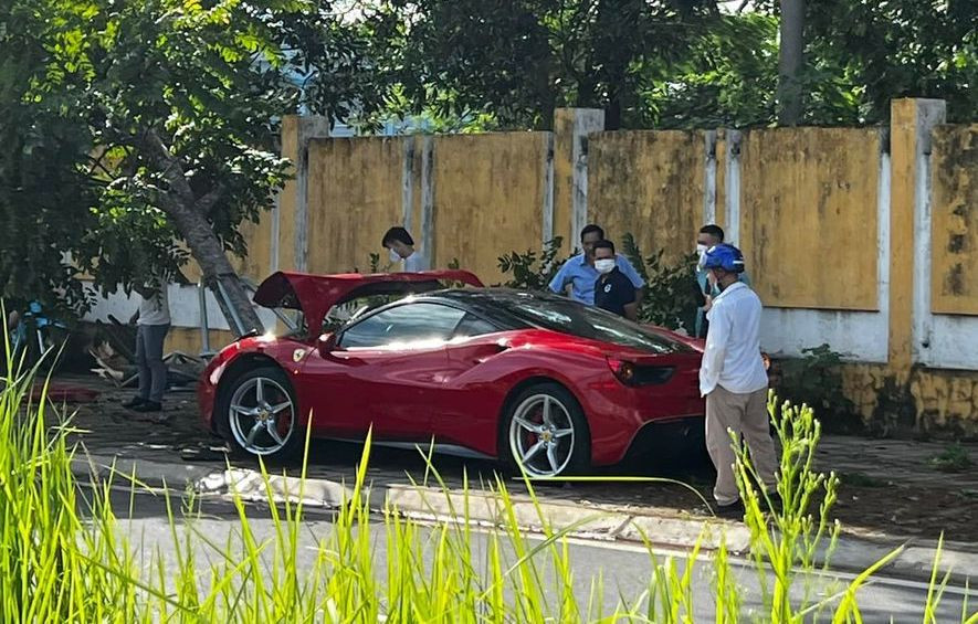 Ferrari VN lên tiếng vụ siêu xe 488 GTB đâm gốc cây ở Hà Nội