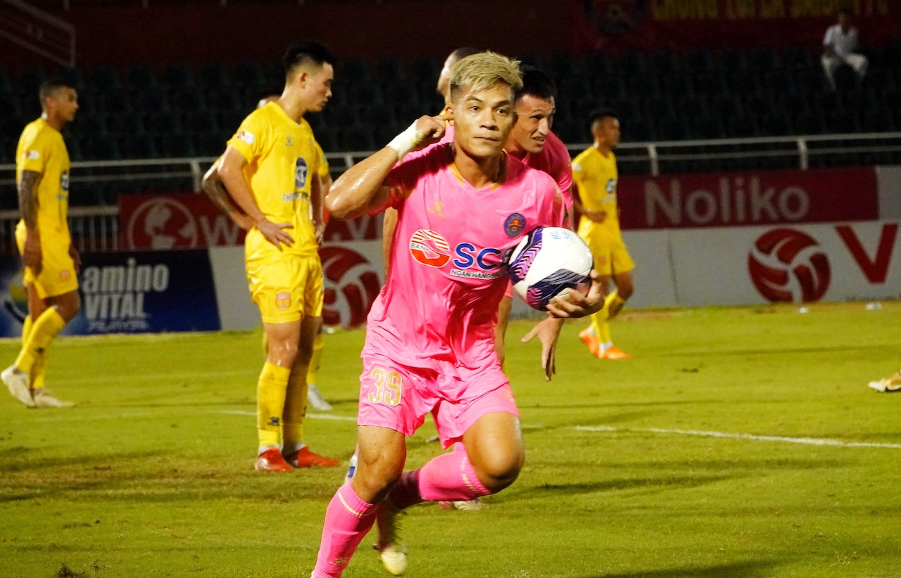 Thể lực đi xuống, Nam Định không thể giữ được thành quả khi phút 88 Tấn Tài cũng nhanh chân đưa bóng vào lưới trống để mang về trận hòa quý giá cho Sài Gòn FC
