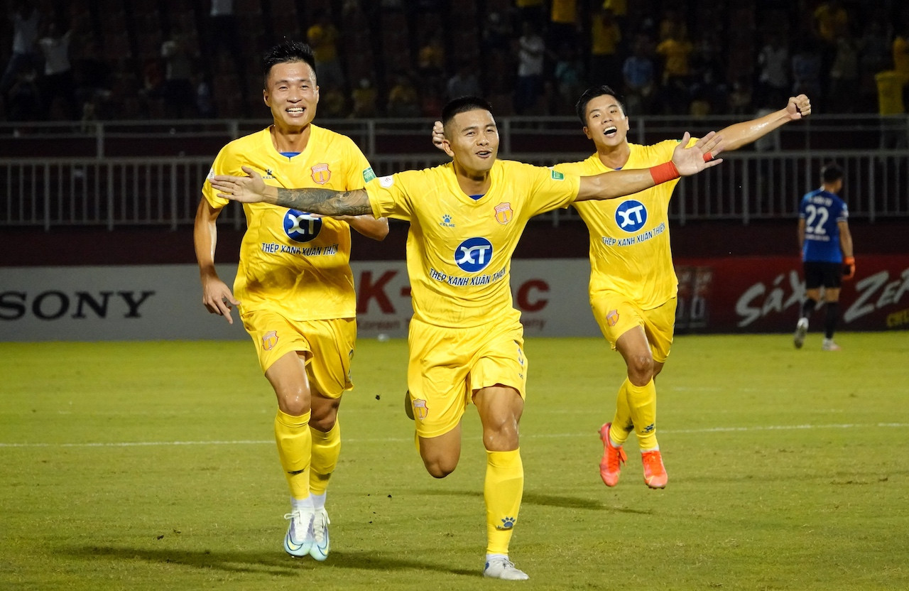 Vuột chiến thắng trước Sài Gòn FC, HLV Nam Định ‘than trời’ vì trọng tài