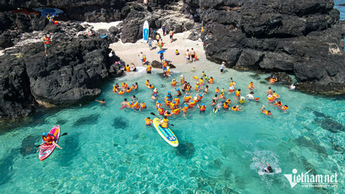 People flock to beaches to avoid summer heat